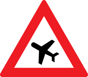تابلو های راهنمایی و رانندگی پرواز هواپیما در ارتفاع کم