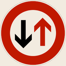 تابلو حق تقدم عبور با وسیله نقلیه مقابل است